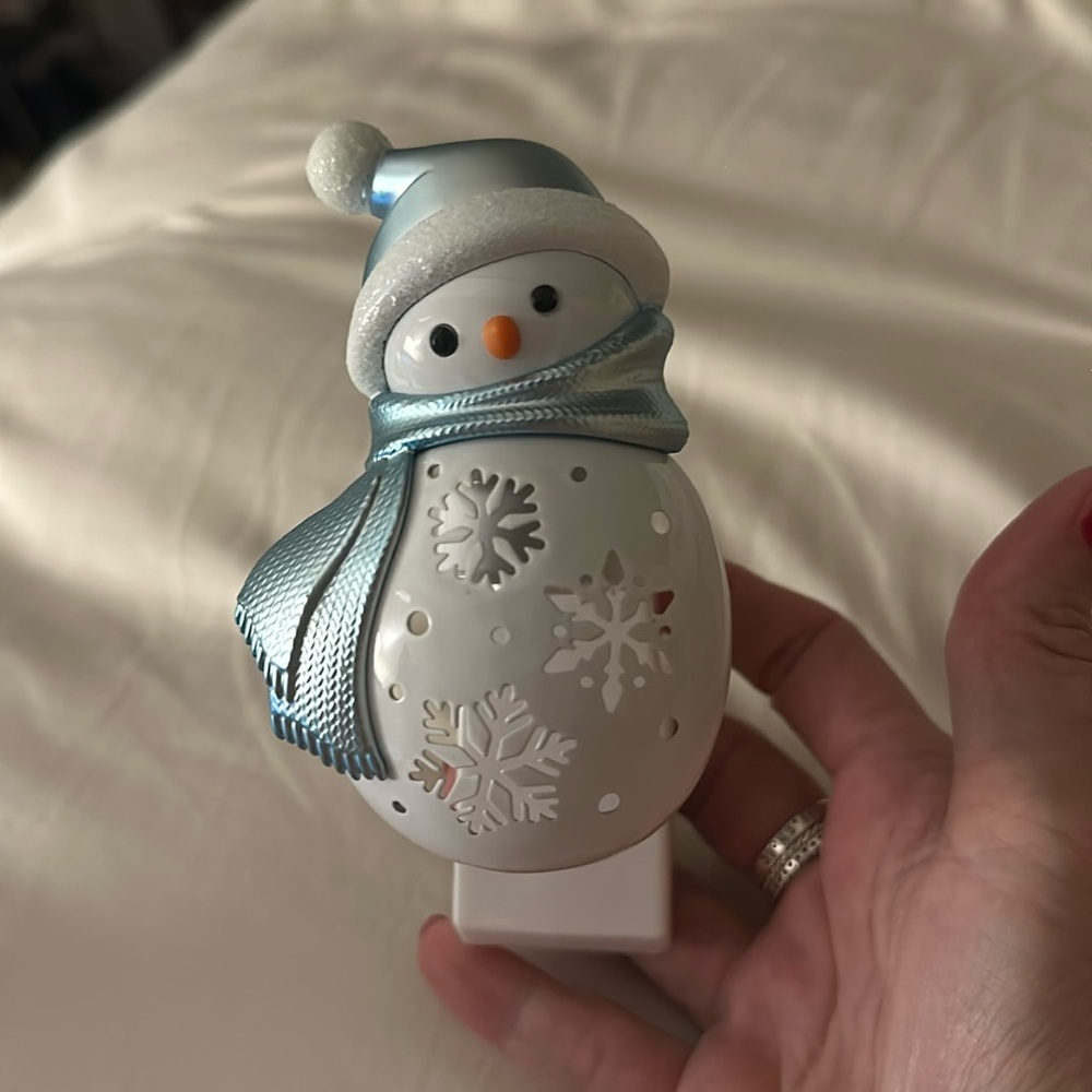Bath & body works snowman plug in wallflower used once - Picture 1 of 4